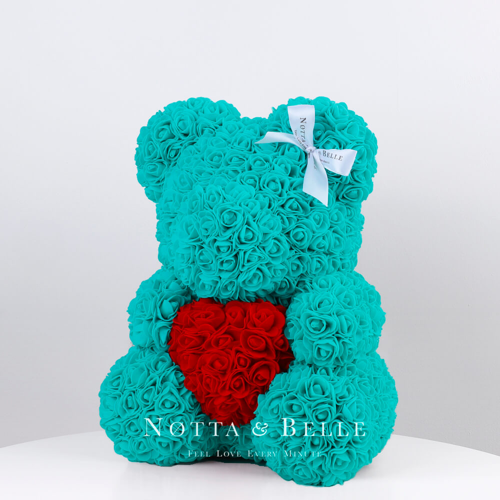Tyrkysový medvídek z růží s srdcem - 35 cm