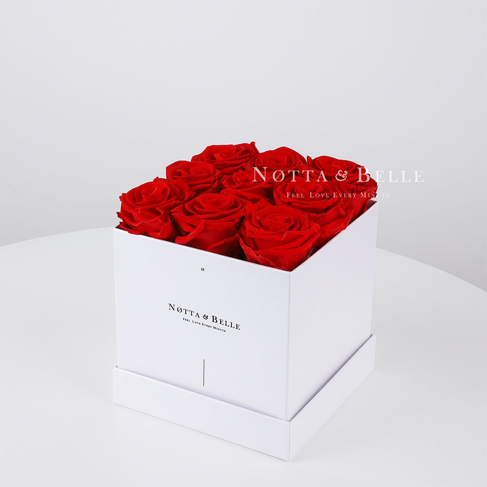 Červená kytice «Romantic» v bílé krabičce - 9 ks