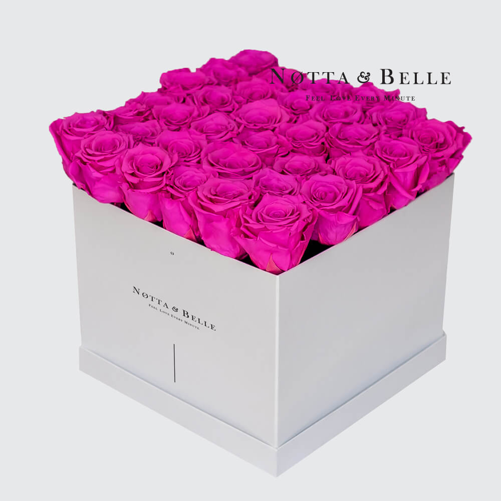 Kytice v barvě fuchsie «Romantic» v bílé krabičce - 35 ks