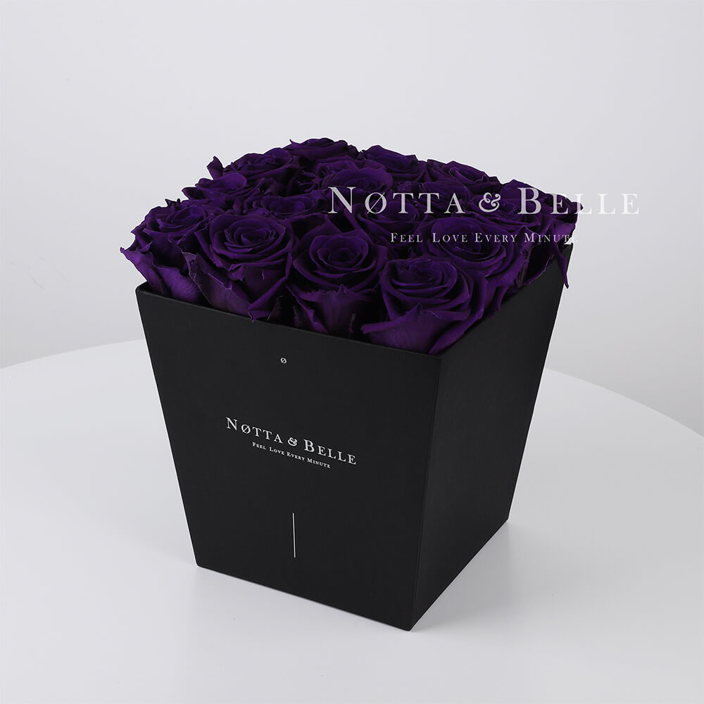Fialová kytice «Forever» v černé krabičce - 17 ks