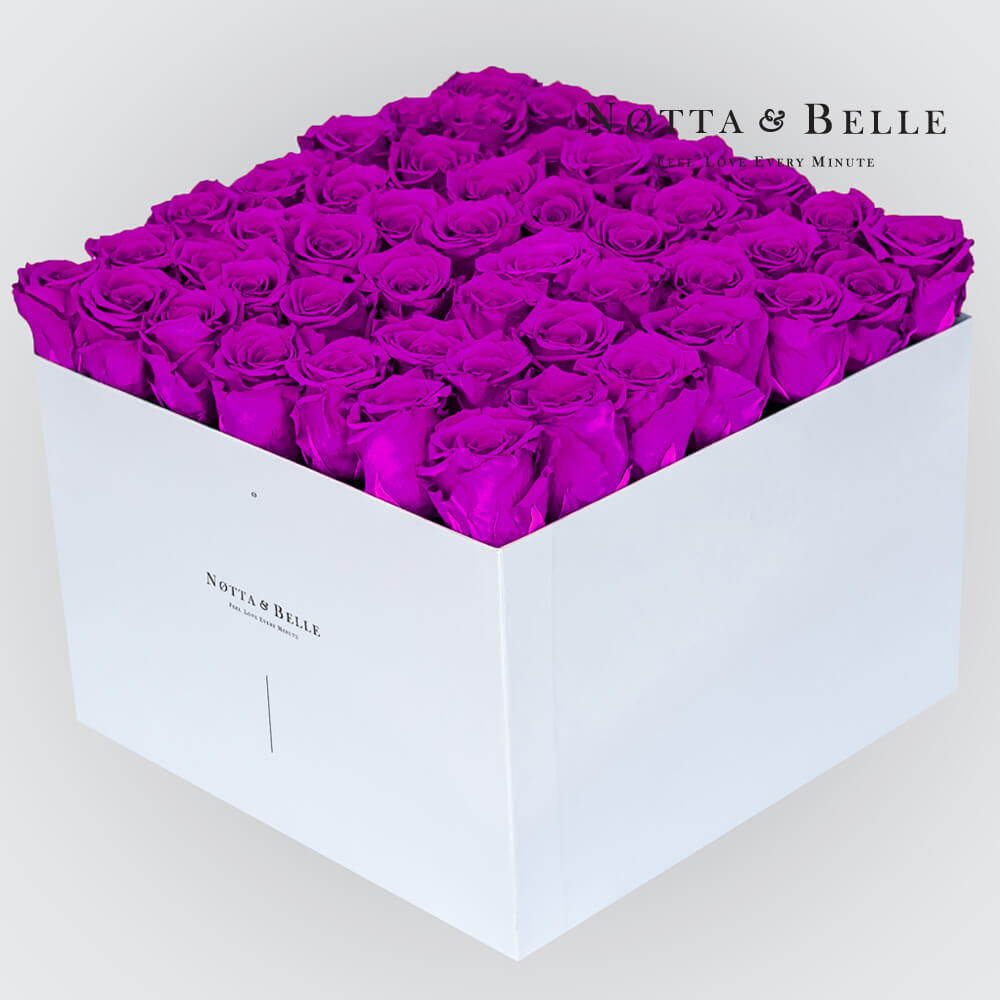 Fialová kytice «Romantic» v bílé krabičce - 49 ks