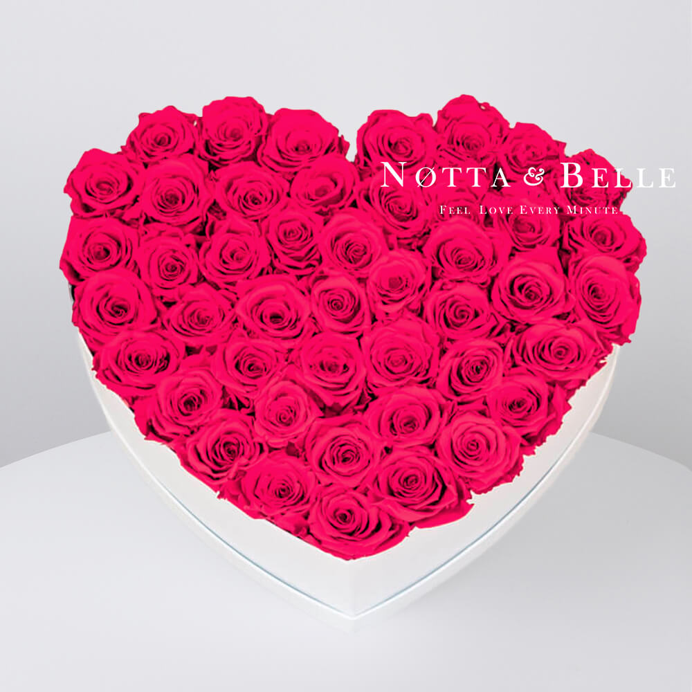 Jasně růžová kytice «Love» v bílé krabičce - 35 ks