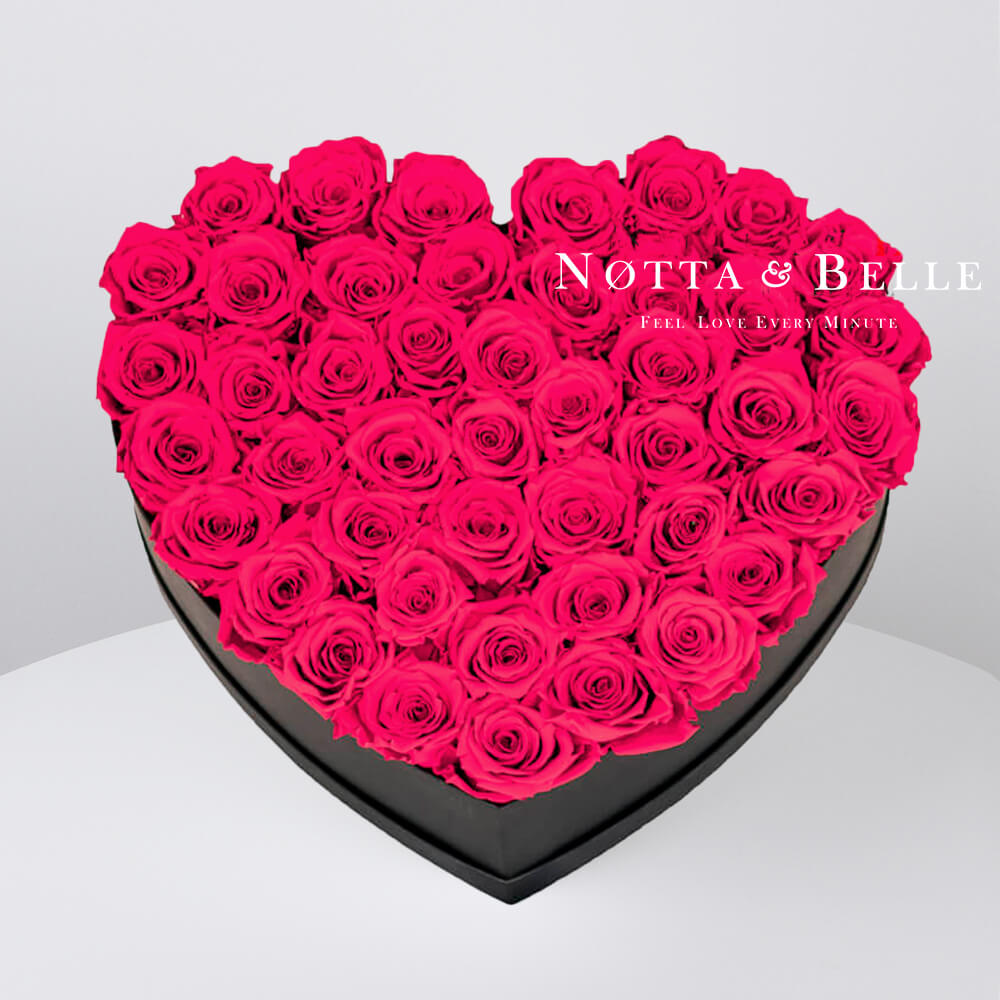 Jasně růžová kytice «Love» v černé krabičce - 35 ks