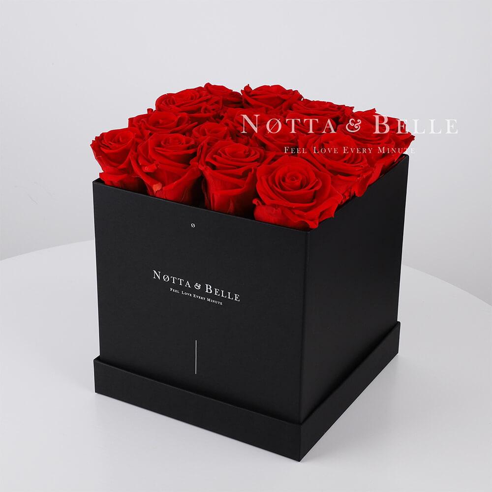 Ramo rojo «Romantic» en una caja negra - 17 piezas