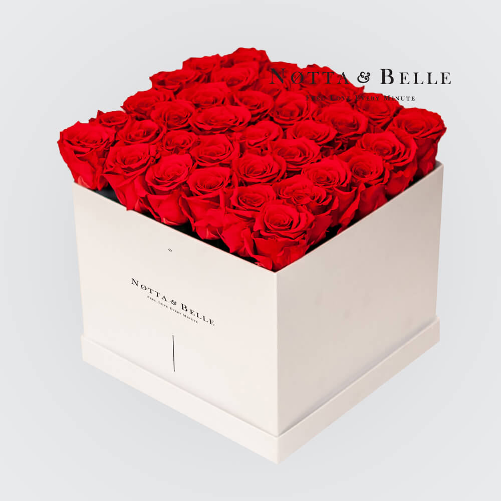 Ramo rojo «Romantic» en una caja blanca - 35 piezas