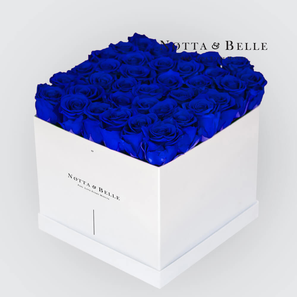Ramo azul «Romantic» en una caja blanca - 35 piezas