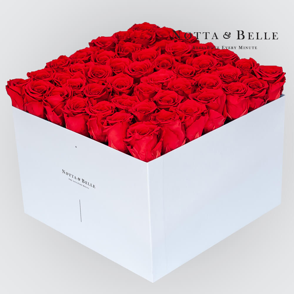 Ramo rojo «Romantic» en una caja blanca - 49 piezas