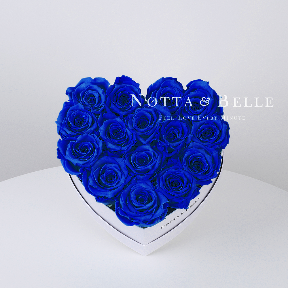 Ramo azul «Love» en una caja blanca - 15 piezas