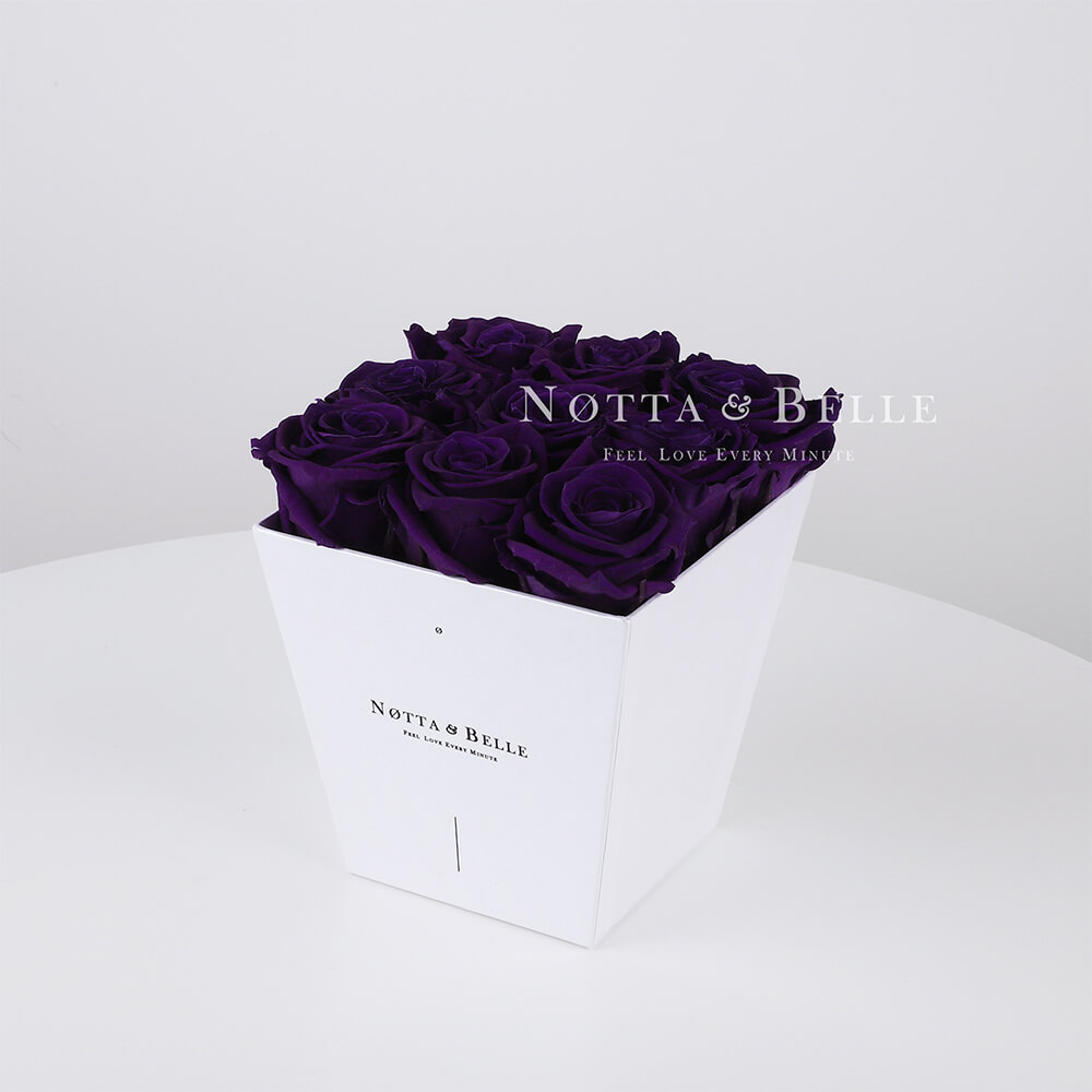 Ramo de color violeta «Forever» en una caja blanca - 9 piezas