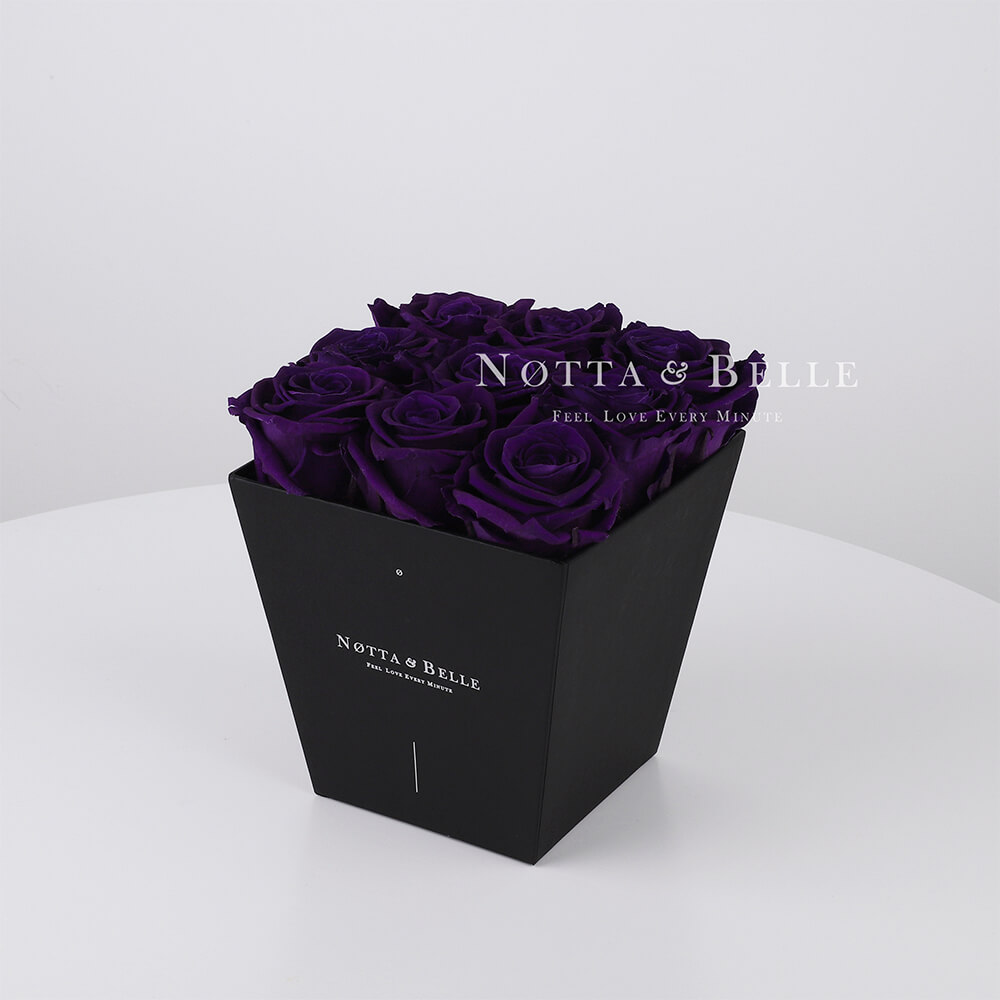 El ramo estabilizado «Forever» de 9 rosas color violeta una caja negra Mini  | Notta & Belle