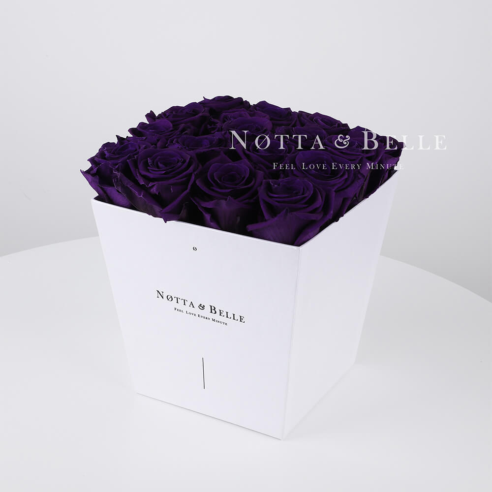 Ramo de color violeta «Forever» en una caja blanca - 17 piezas