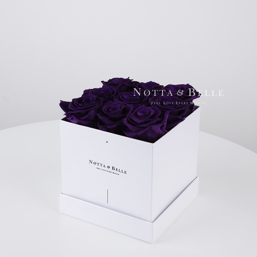 Ramo de color violeta «Romantic» en una caja blanca - 9 piezas