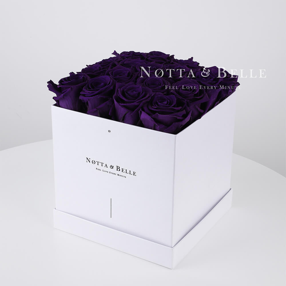Ramo de color violeta «Romantic» en una caja blanca - 17 piezas
