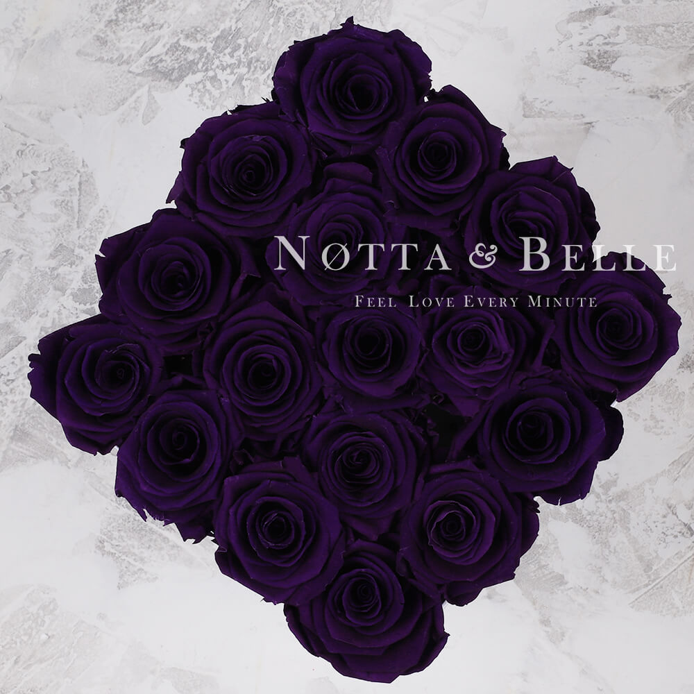 Ramo de color violeta «Romantic» en una caja negra - 17 piezas