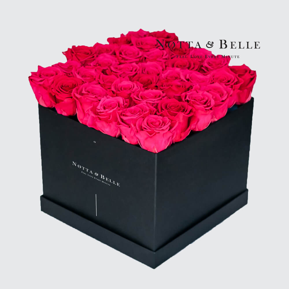 Mazzo colore rosa acceso «Romantic» in una scatola nera - 35 pz.