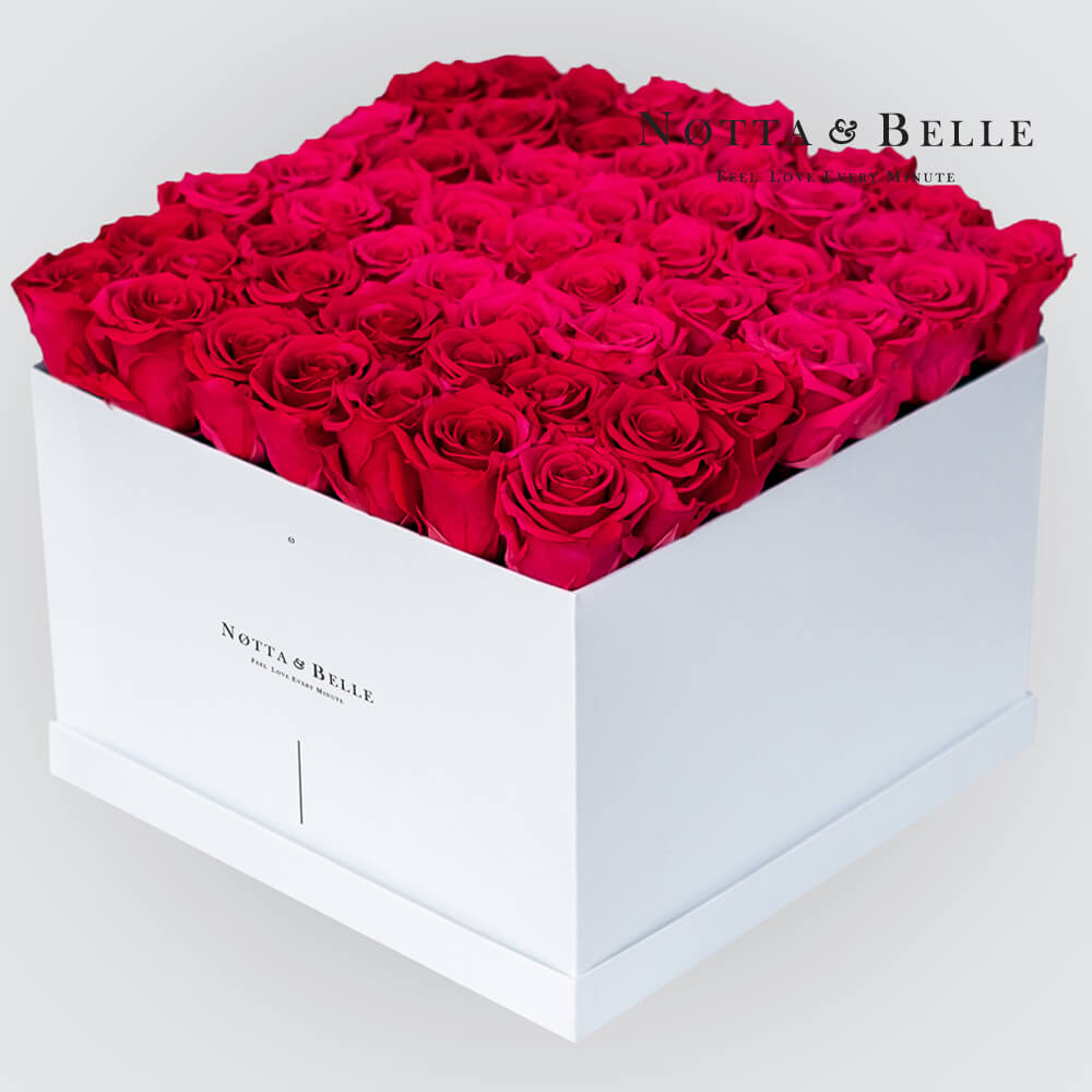 Mazzo colore rosa acceso «Romantic» in una scatola bianca - 49 pz.
