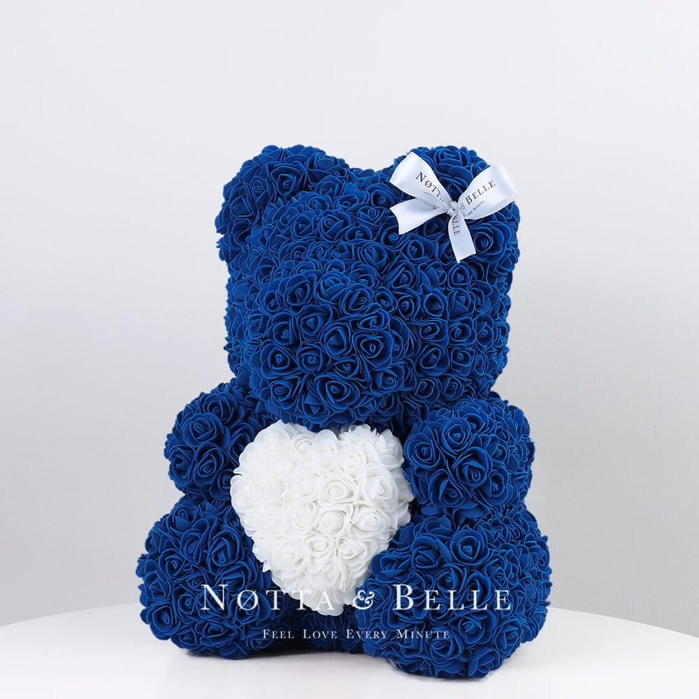 Синий мишка из роз с белым сердцем - 35 см
