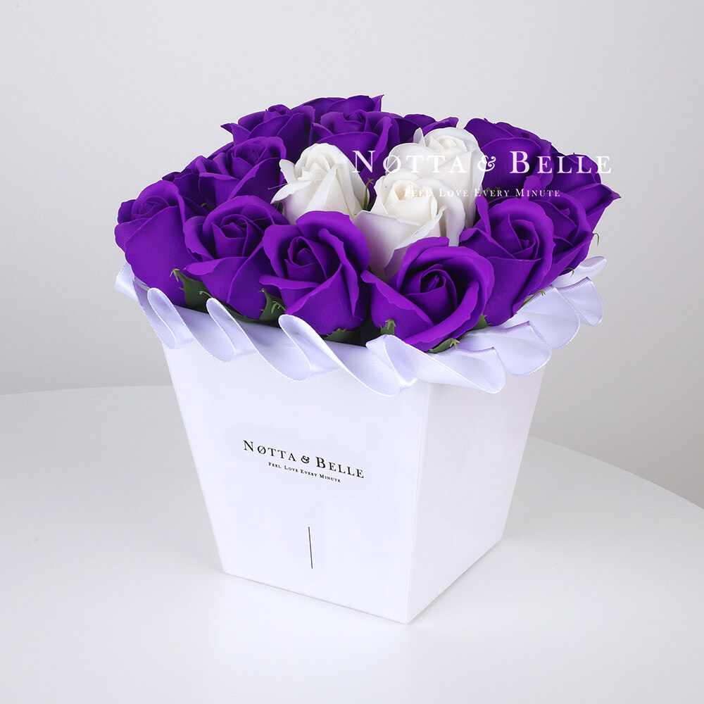 Мыльный букет фиолетового цвета №251 из 21 розы
