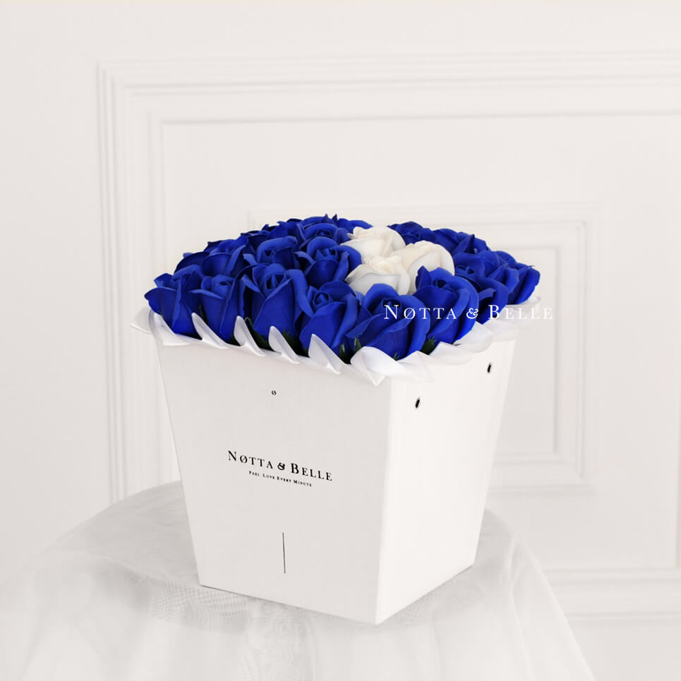 Мыльный букет синего цвета №431 из 35 розы