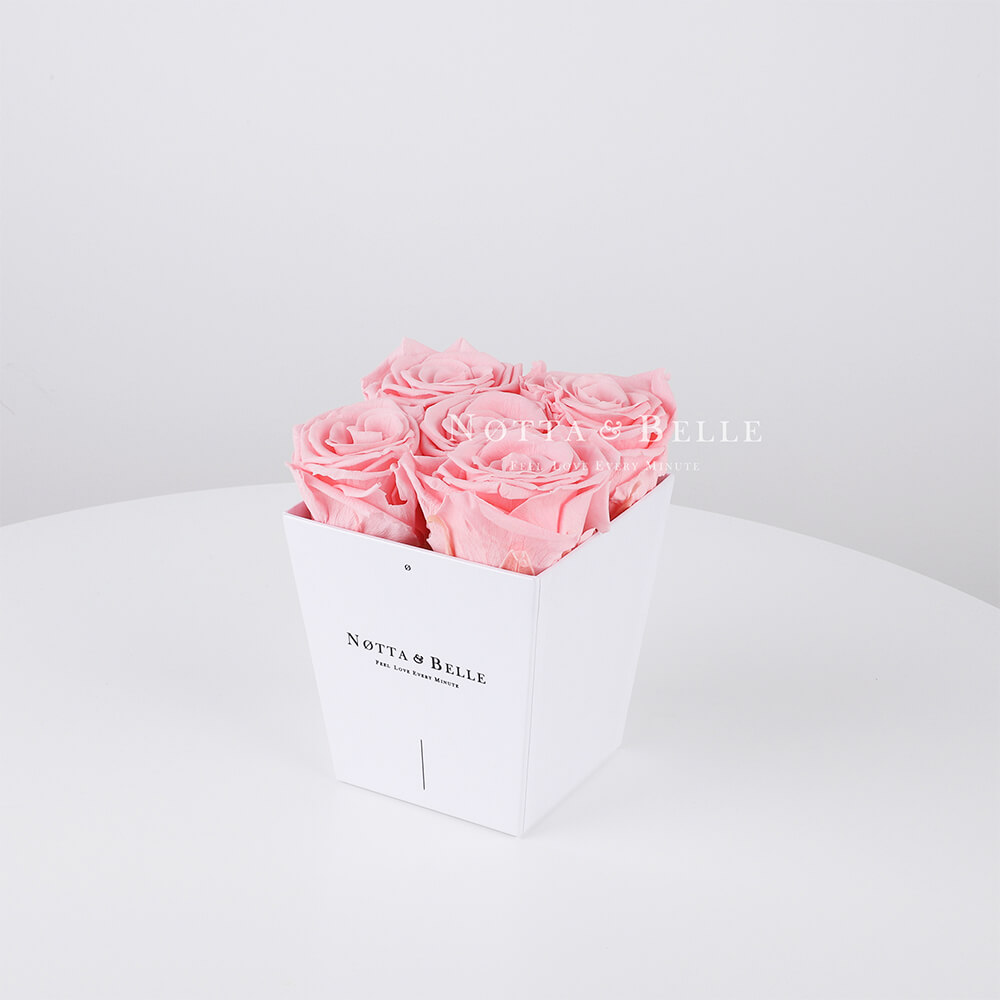 Růžová kytice «Forever» v bílé krabičce - 5 ks