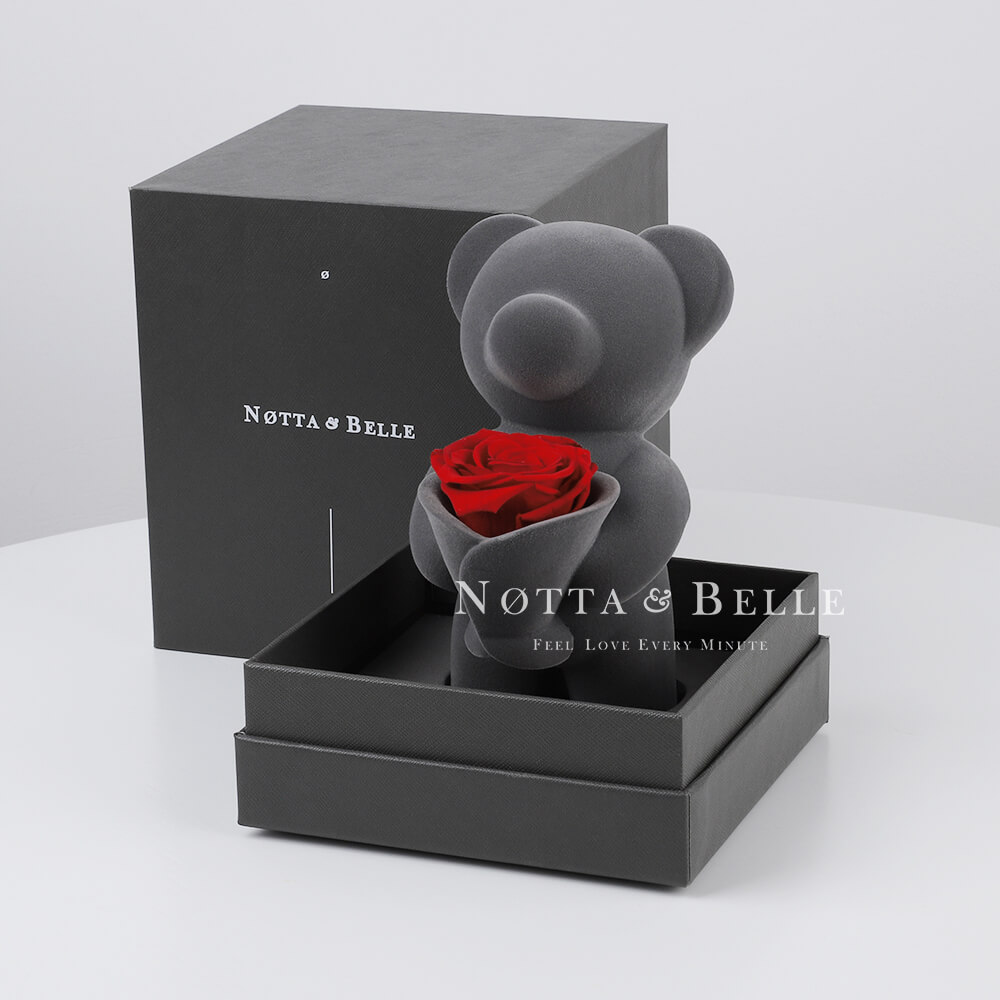 Bär mit einem Strauß Rosen