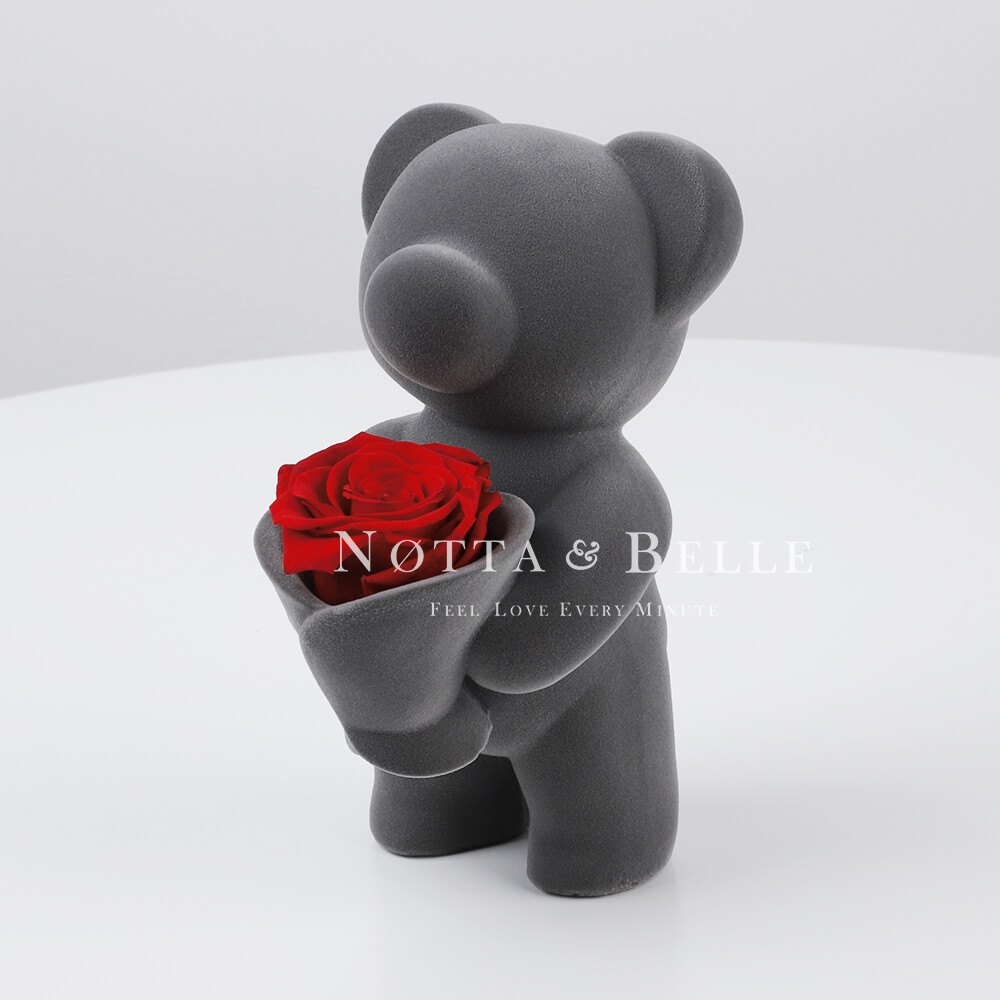 Teddy bear with a bouquet of roses