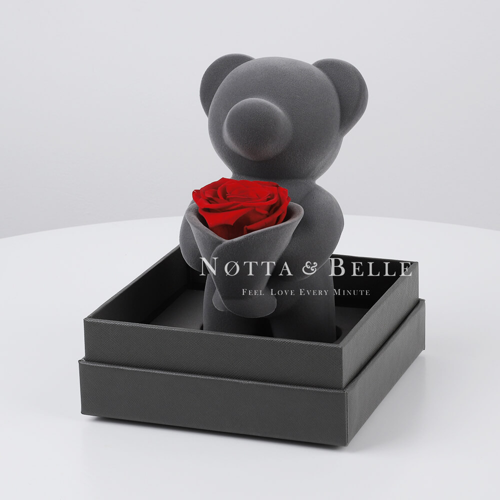 Teddy bear with a bouquet of roses