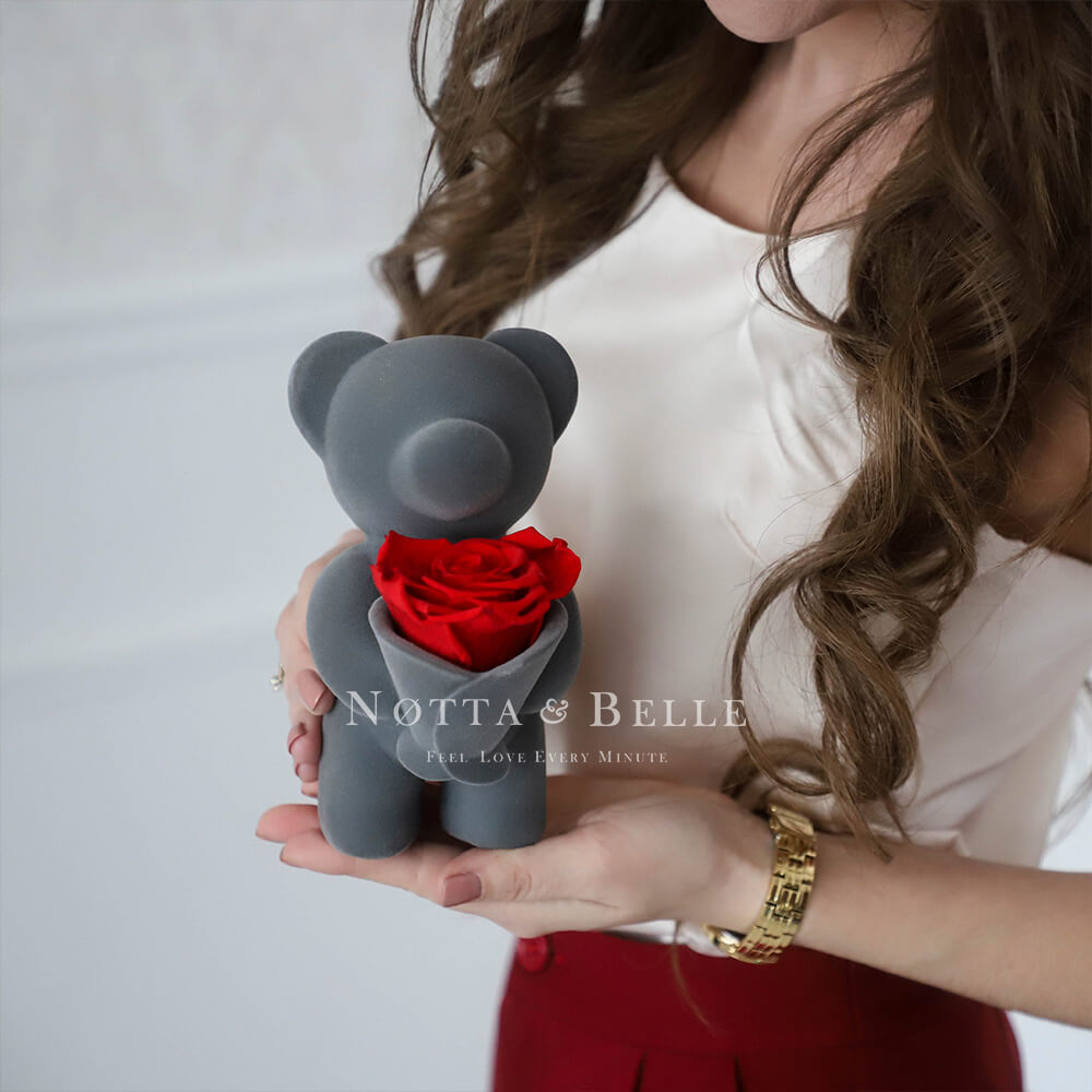 Teddy bear with a bouquet of roses
