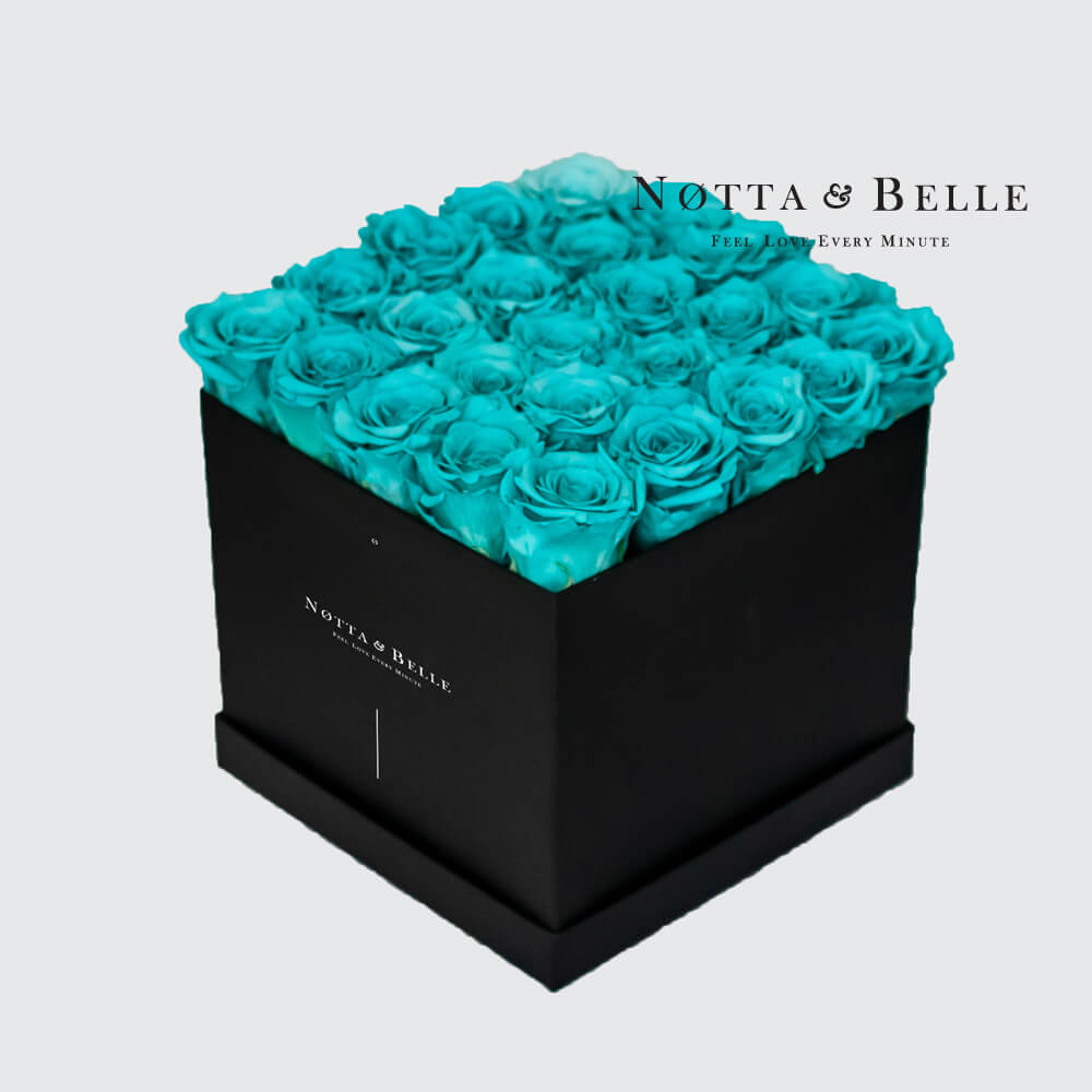 De onze optie Ithaca Gestabiliseerd boeket «Romantic» van 25 Turkois rozen in een zwarte  kingdoos | Notta & Belle