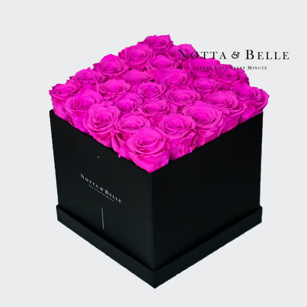 gevolgtrekking Belofte envelop Gestabiliseerd boeket «Romantic» van 25 fuchsia rozen in een zwarte  kingdoosje | Notta & Belle