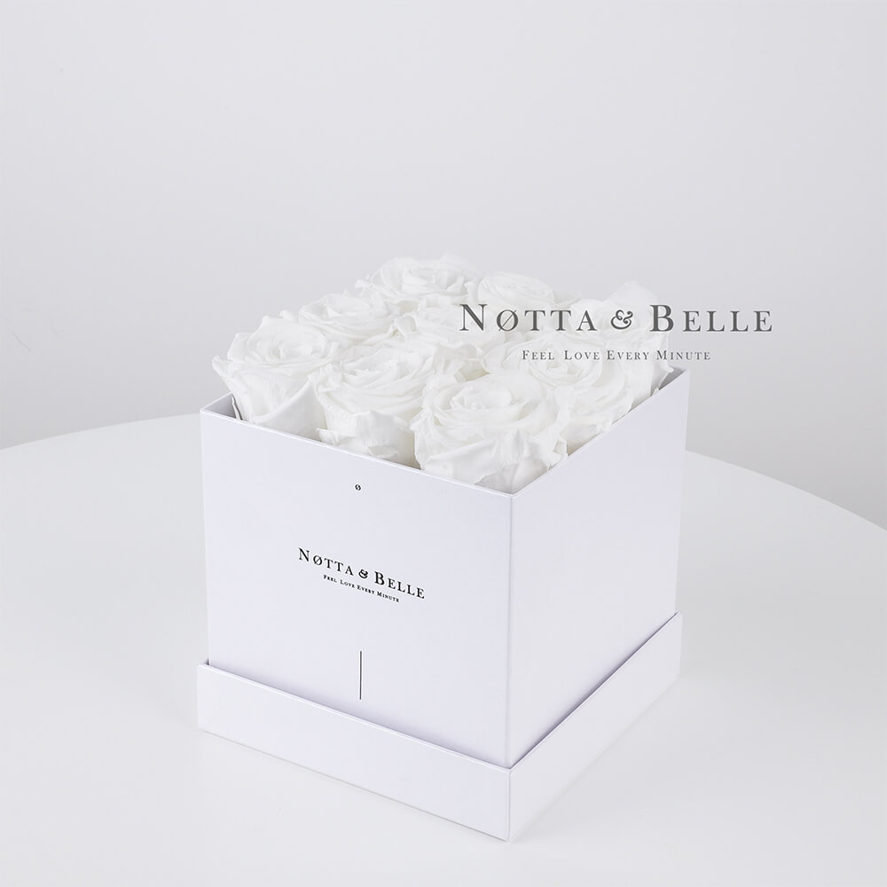 Bílá kytice «Romantic» v bílé krabičce - 9 ks