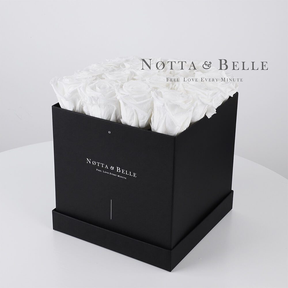 Bílá kytice «Romantic» v černé krabičce - 17 ks