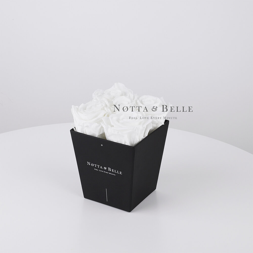 Bílá kytice «Forever» v černé krabičce - 5 ks