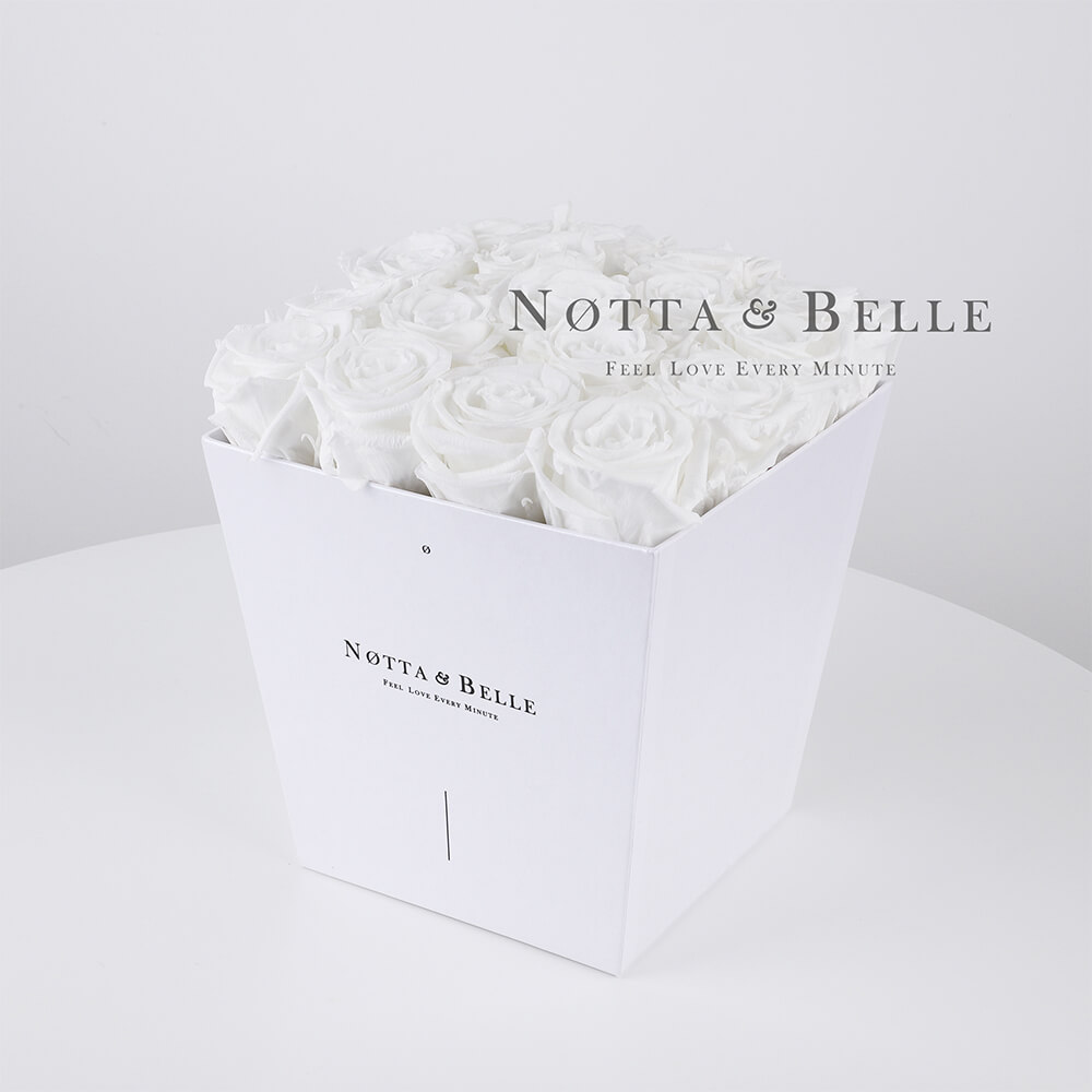 Bílá kytice «Forever» v bílé krabičce - 17 ks