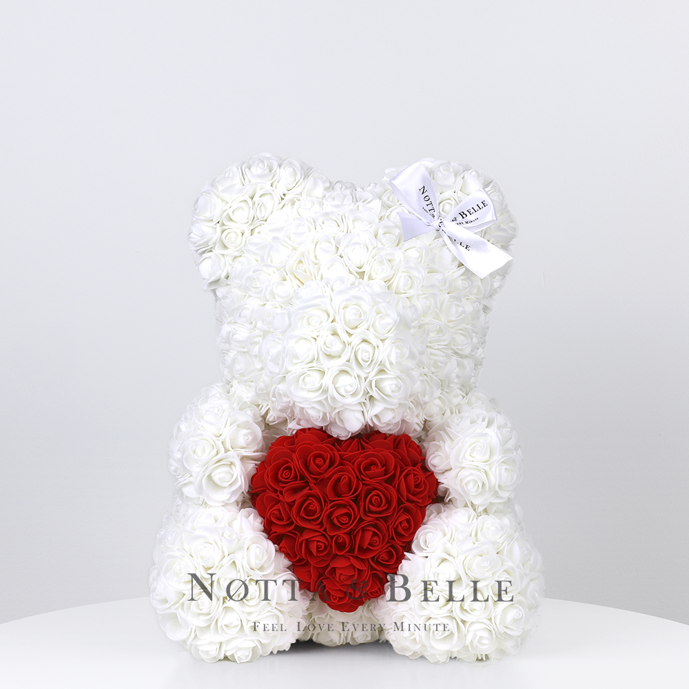 Orsetto di rose biance con il cuore 35cm