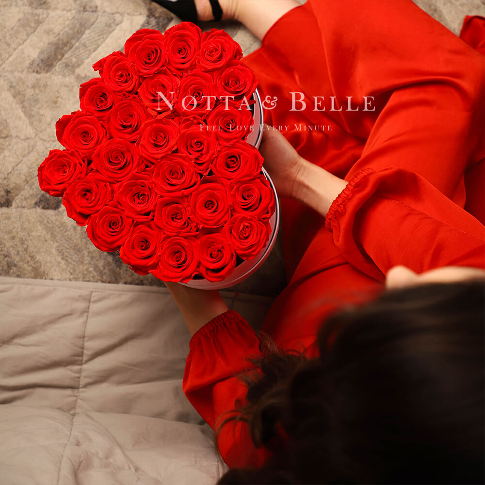 Červená kytice «Love» v bílé krabičce - 27 ks