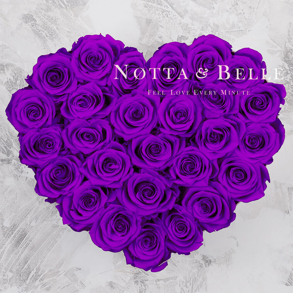 Ramo de color violeta «Love» en una caja blanca - 27 piezas