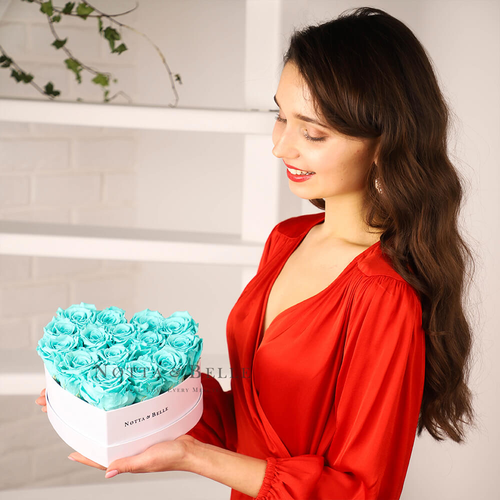 «Love» aus 15 türkisfarbenen Rosen