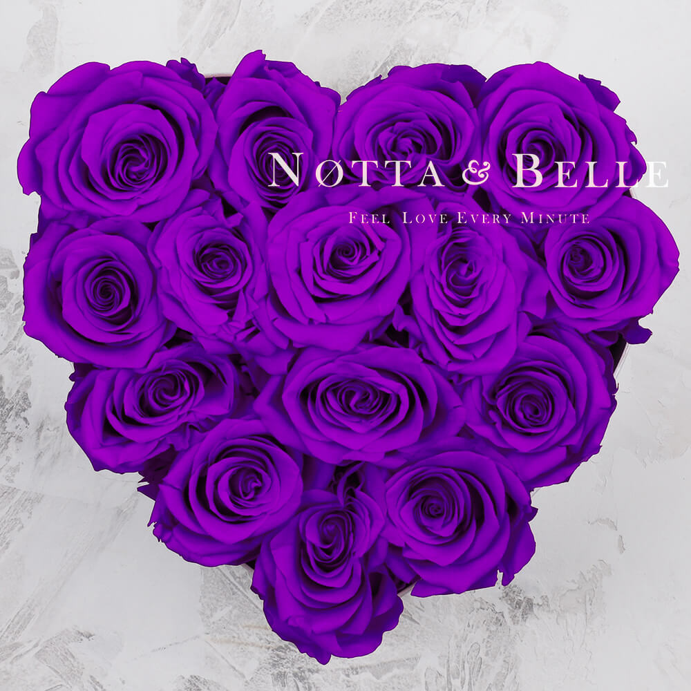 Ramo de color violeta «Love» en una caja negra - 15 piezas