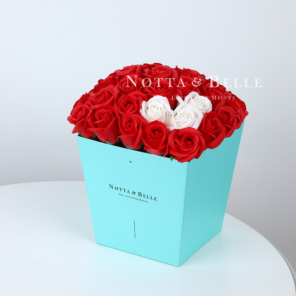 Мыльный букет красного цвета №413 из 35 розы