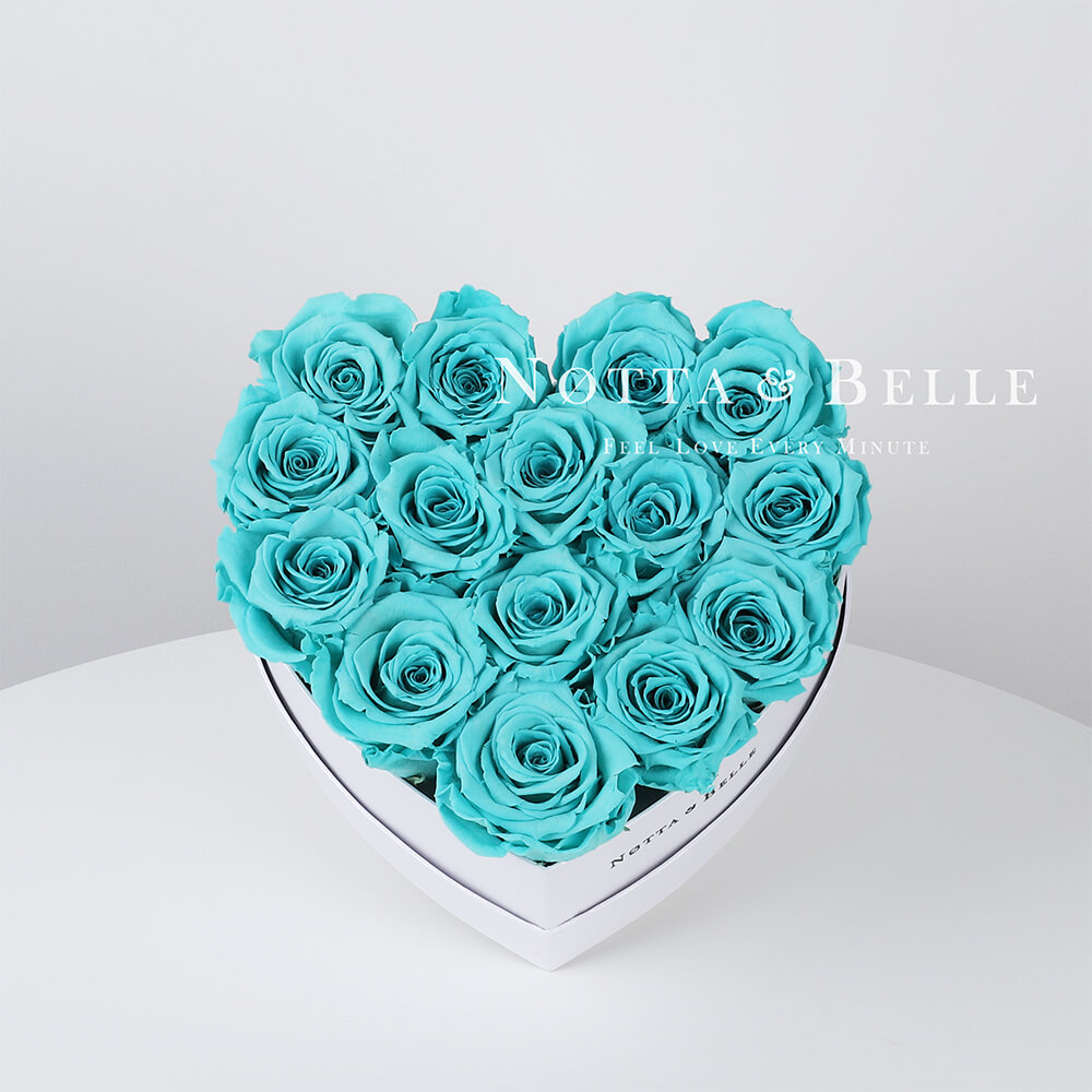 «Love» aus 15 türkisfarbenen Rosen