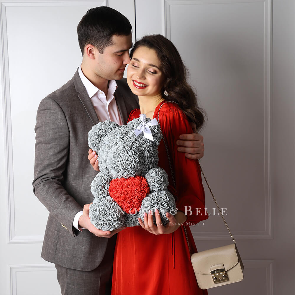 Oso de rosas grises con un corazón rojas – 35cm