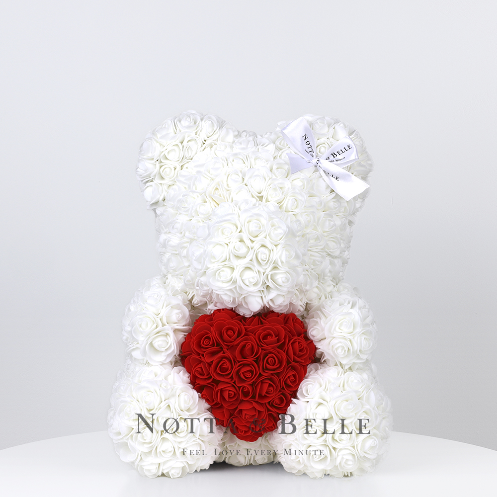 Bílý medvídek z růží s červeným srdcem- 35 сm