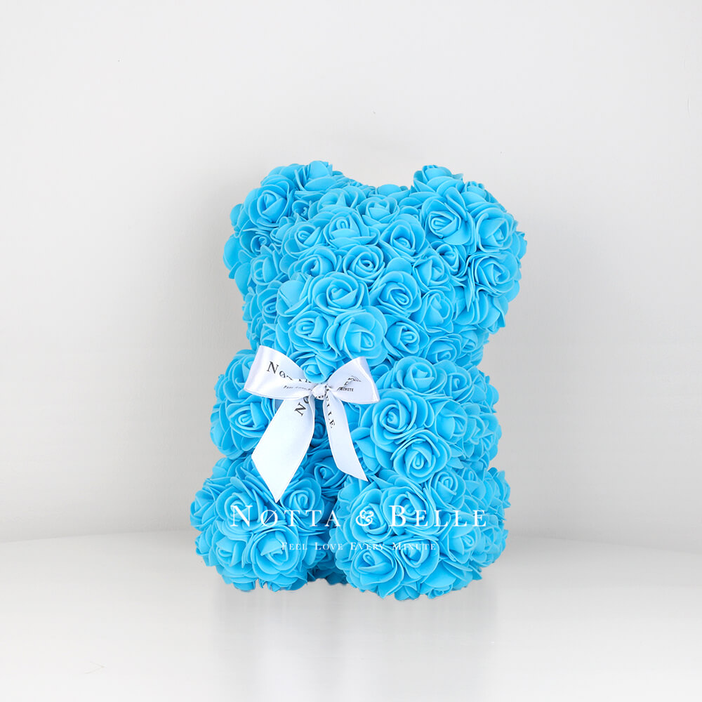 Světle modrý medvídek z růží - 25 cm