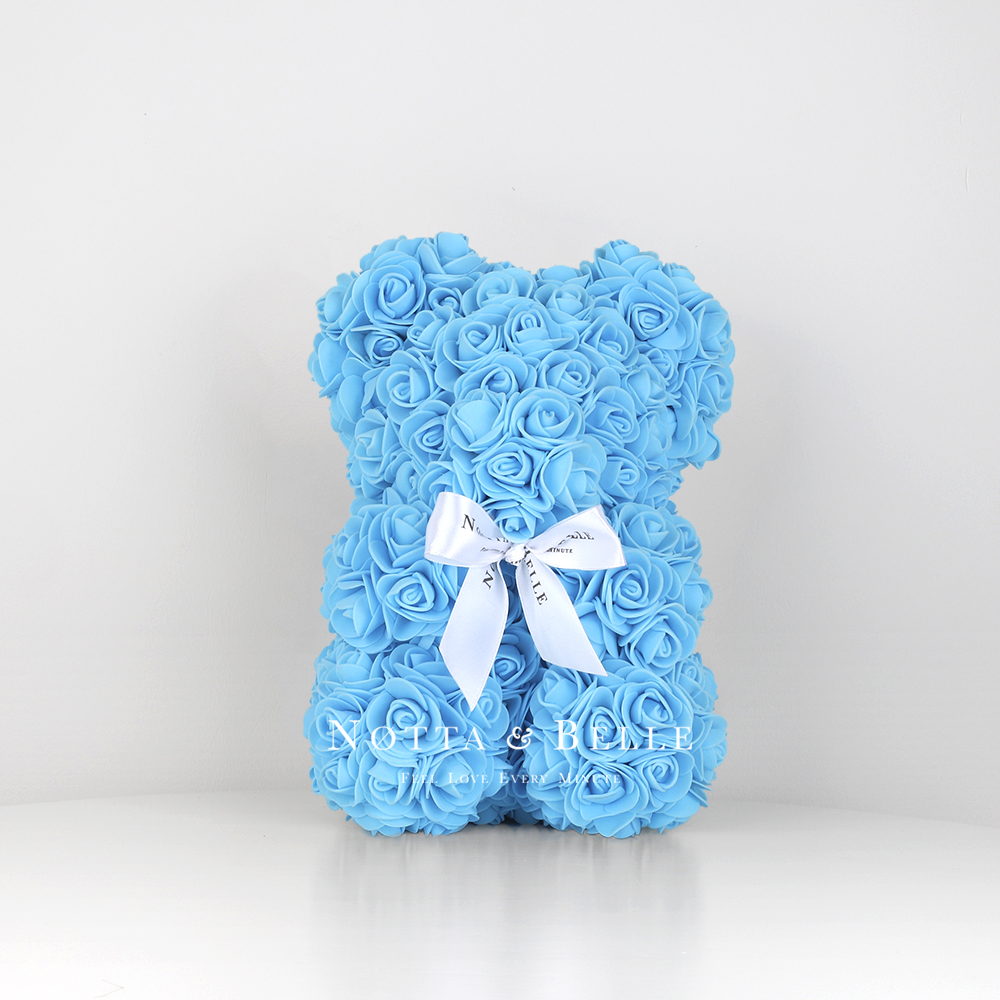 Světle modrý medvídek z růží - 25 cm