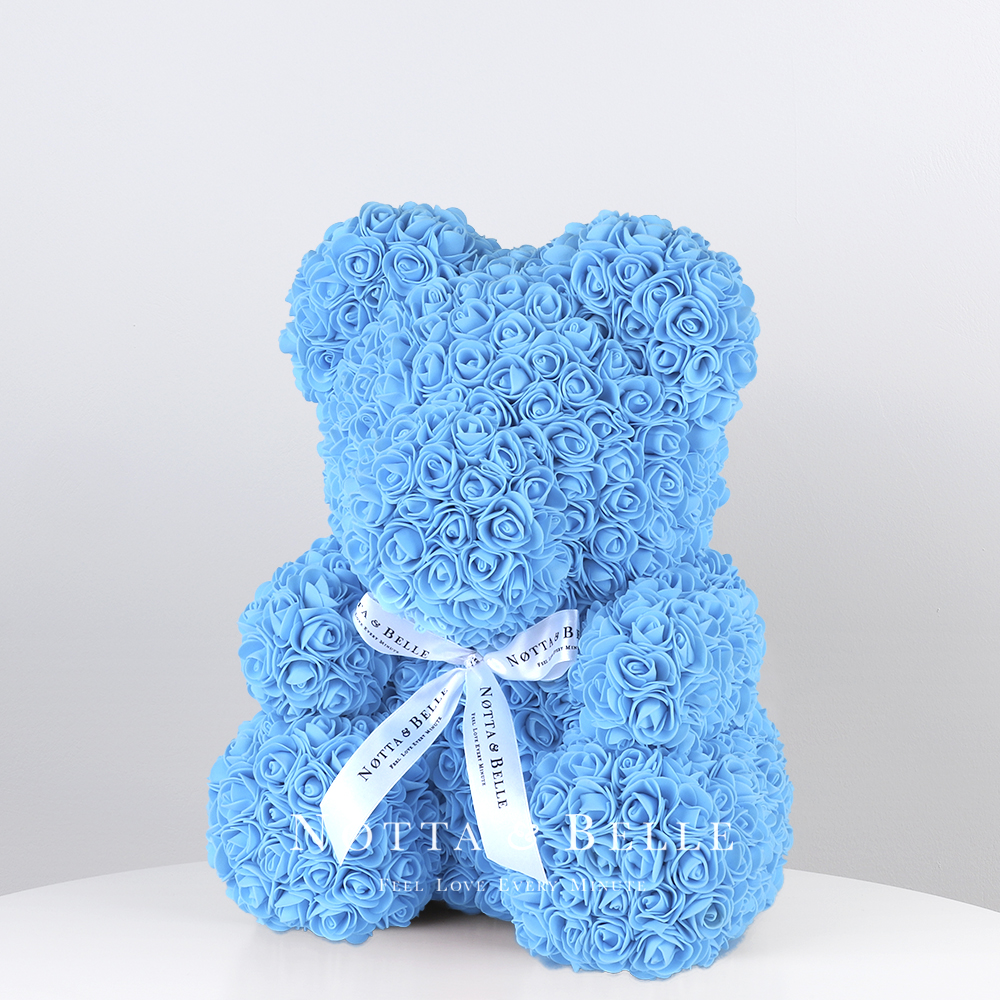 Světle modrý medvídek z růží - 35 cm
