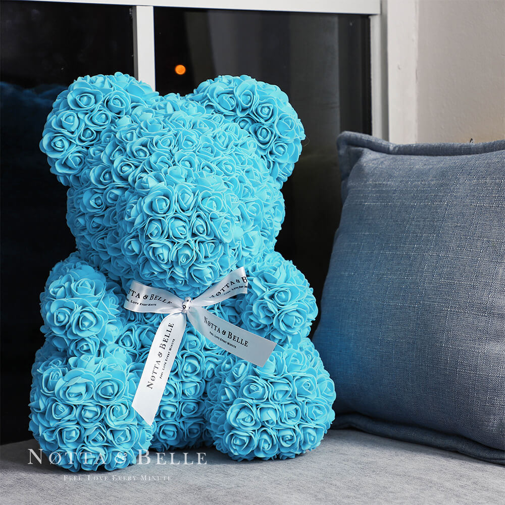 Světle modrý medvídek z růží - 35 cm
