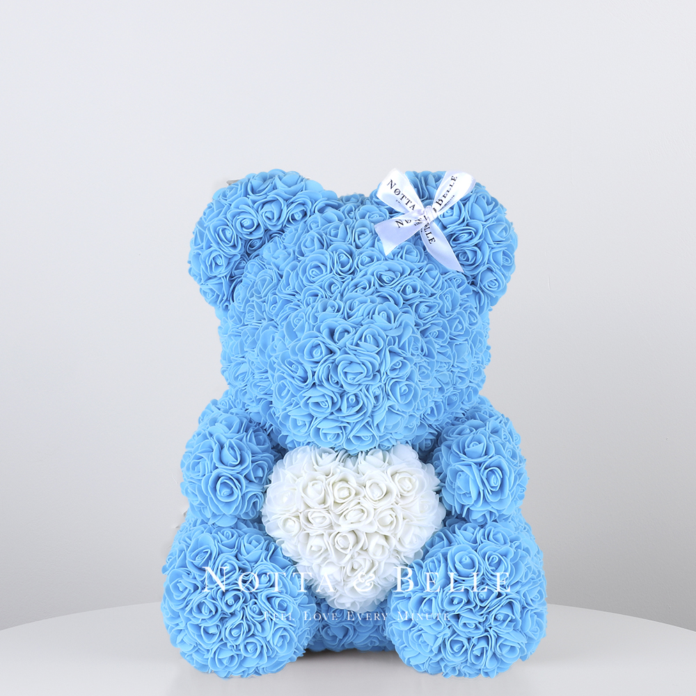 Světle modrý medvídek z růží s srdcem - 35 cm