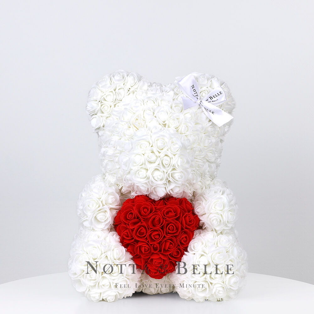 Weiß Bär aus künstlichen Rosen mit einem Herzchen - 35 сm