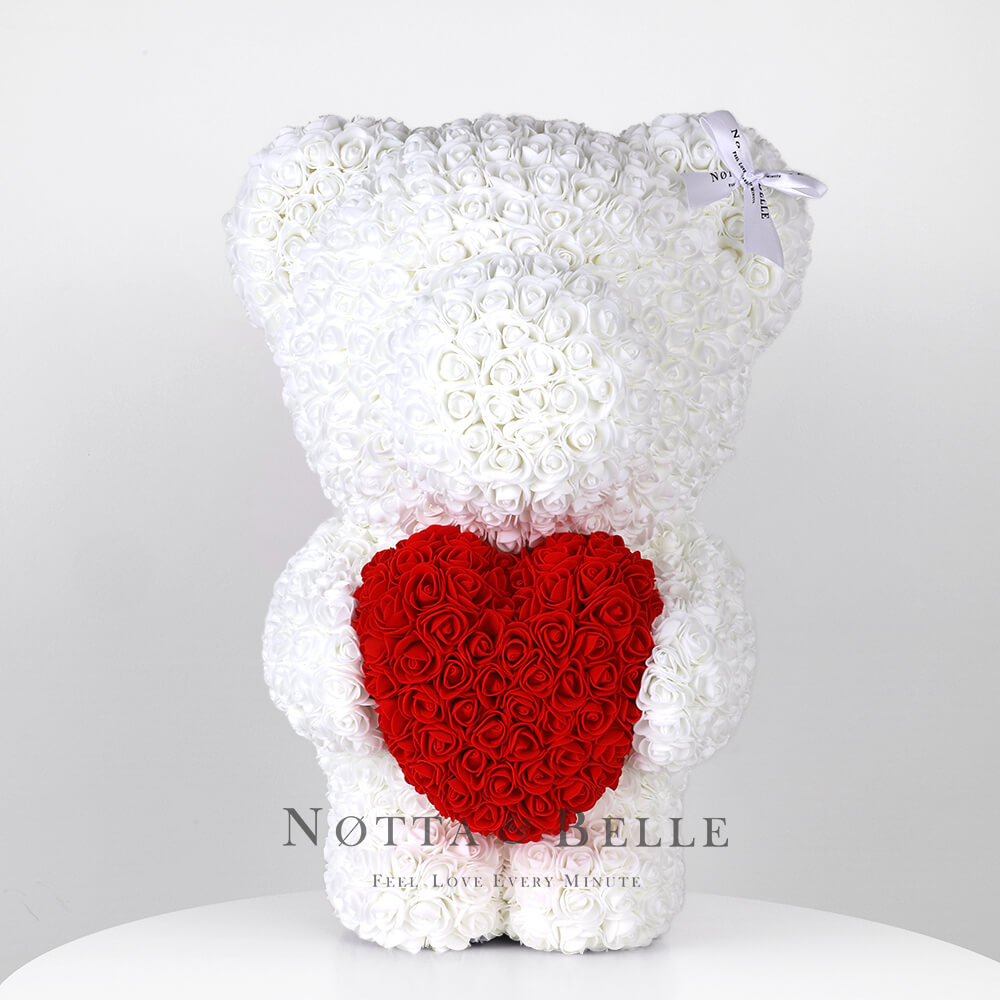 Weiß Bär aus künstlichen Rosen mit einem Herzchen - 55 сm